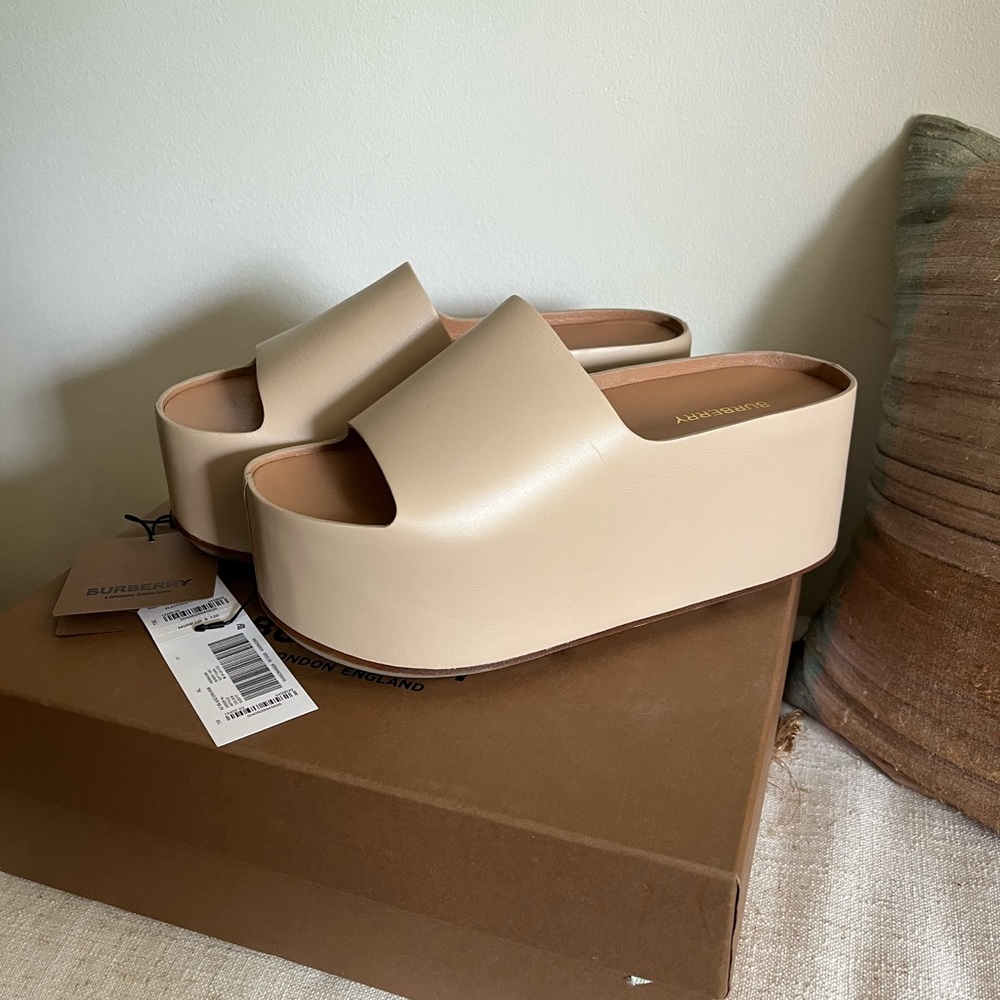 NWT Burberry Alice platforms 38